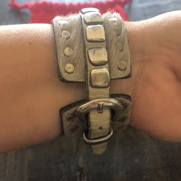 Uno de 50 cream cowhide leather with silver rivets unisex cuff. - Picture 14 of 14